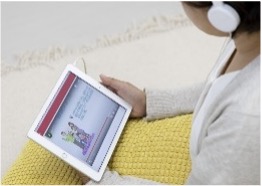 タブレットで療育の様子をモニタリングする様子